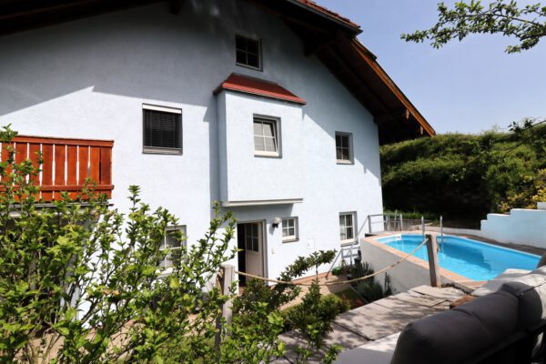 Haus mit Pool in Hallwang von außen