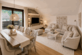 Wohnzimmer - (KI - generiert) - Charmante Dachgeschosswohnung mit Balkon nahe Wallersee