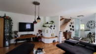 Wohnzimmer und Ofen - Charmante Doppelhaushälfte in Hallwang, ruhige Sonnenlage mit Pool