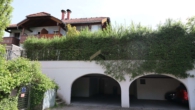 Haus Zufahrt - Charmante Doppelhaushälfte in Hallwang, ruhige Sonnenlage mit Pool